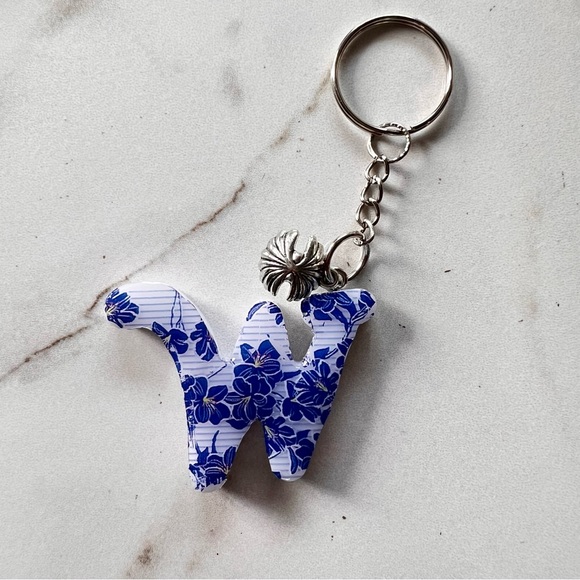 Handmade Initial Keychain | Letter W - Picture 3 of 4